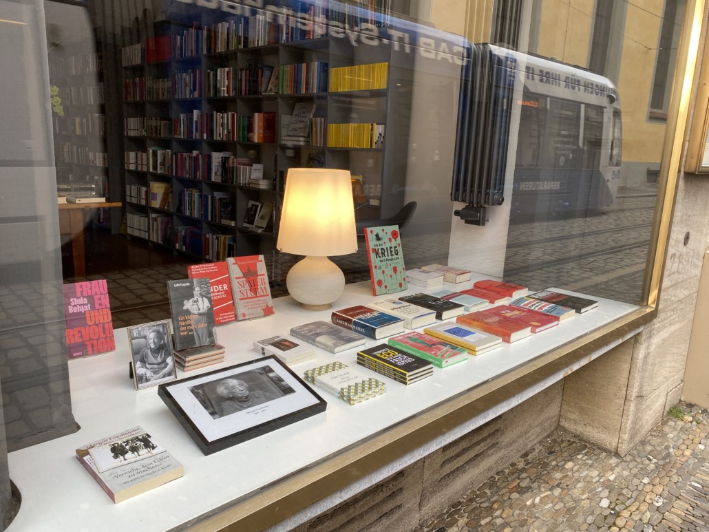 Ein Bild des Schaufensters rechts der Buchhandlung. Viele Bücher zum Thema Judentum und Deutsche Geschichte.